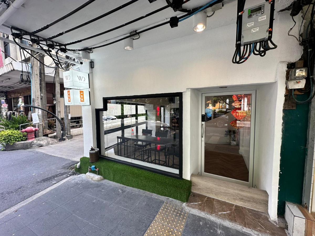 The White Den Sukhumvit 44 Hostel Bangkok Ngoại thất bức ảnh