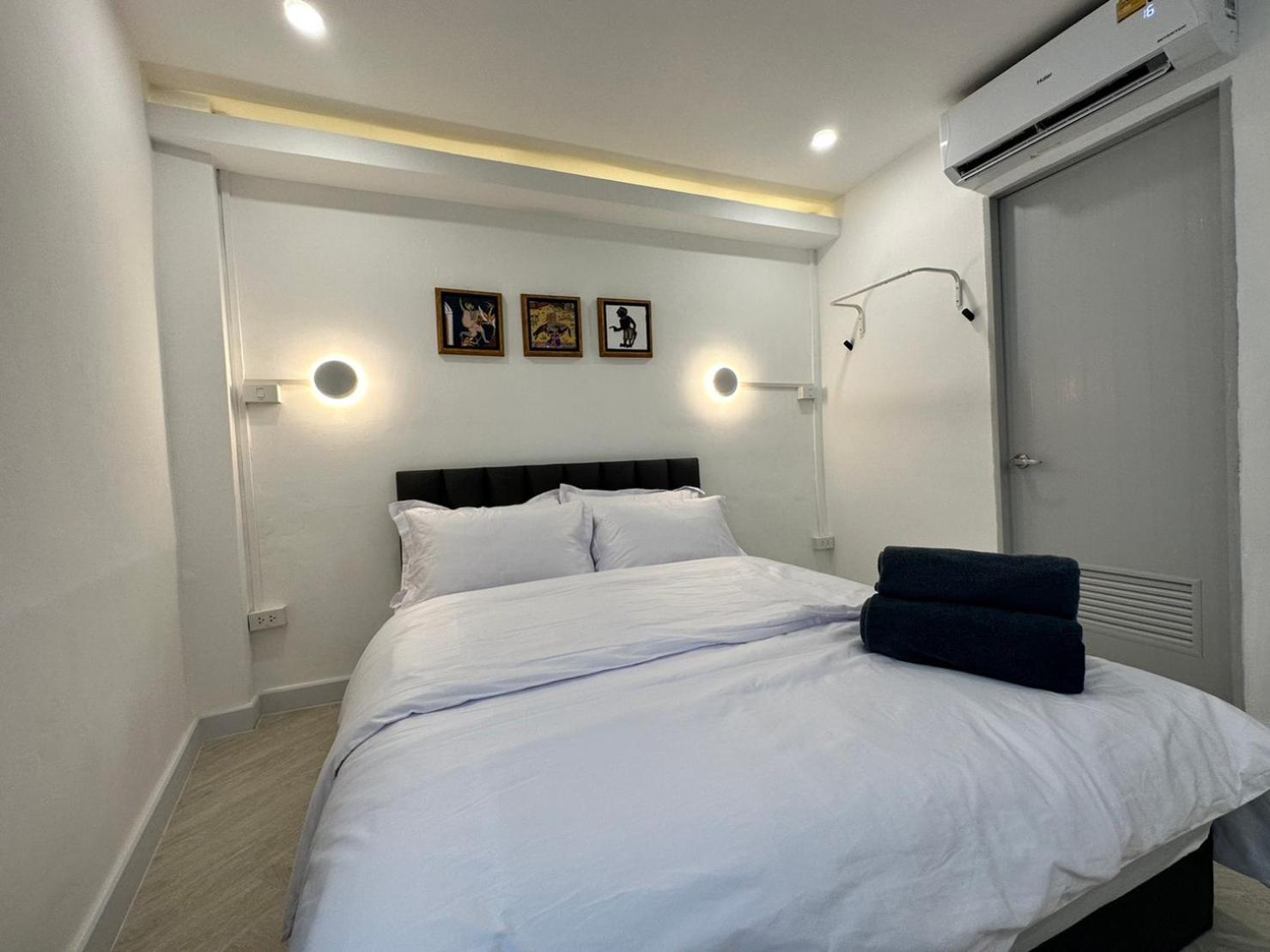 The White Den Sukhumvit 44 Hostel Bangkok Ngoại thất bức ảnh