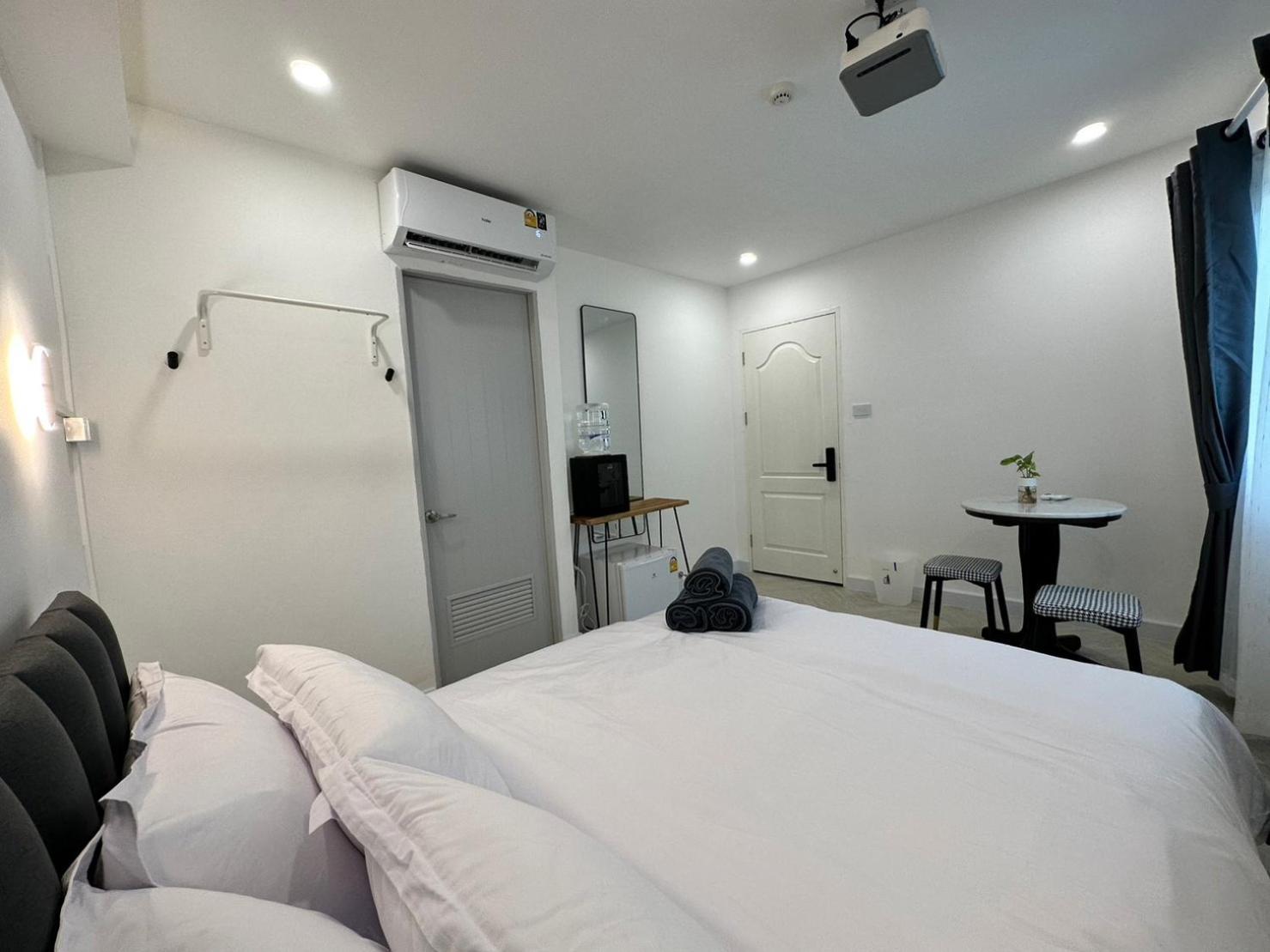 The White Den Sukhumvit 44 Hostel Bangkok Ngoại thất bức ảnh